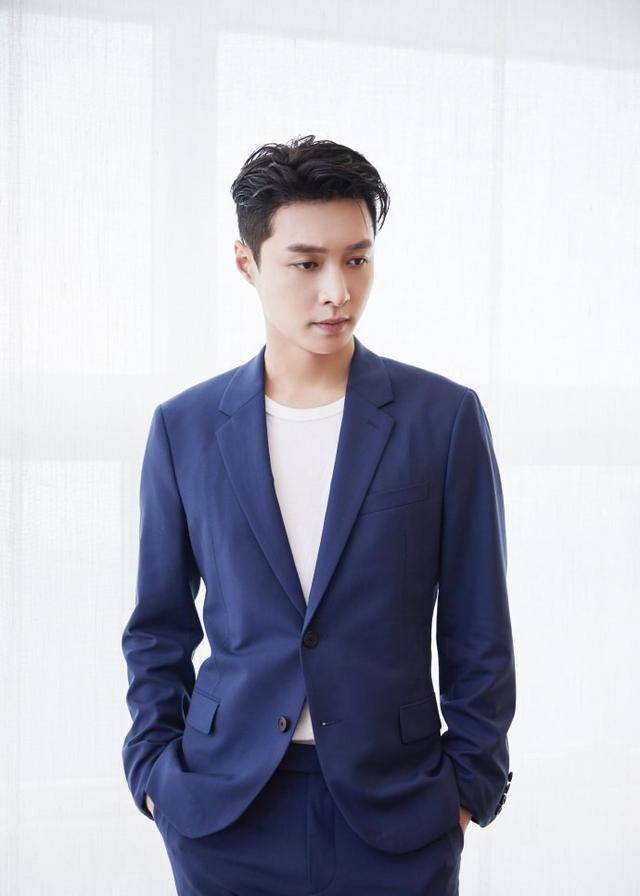 张艺兴霸道总裁范儿十足,西服照帅出新高度!_官微_爆发_荷尔蒙