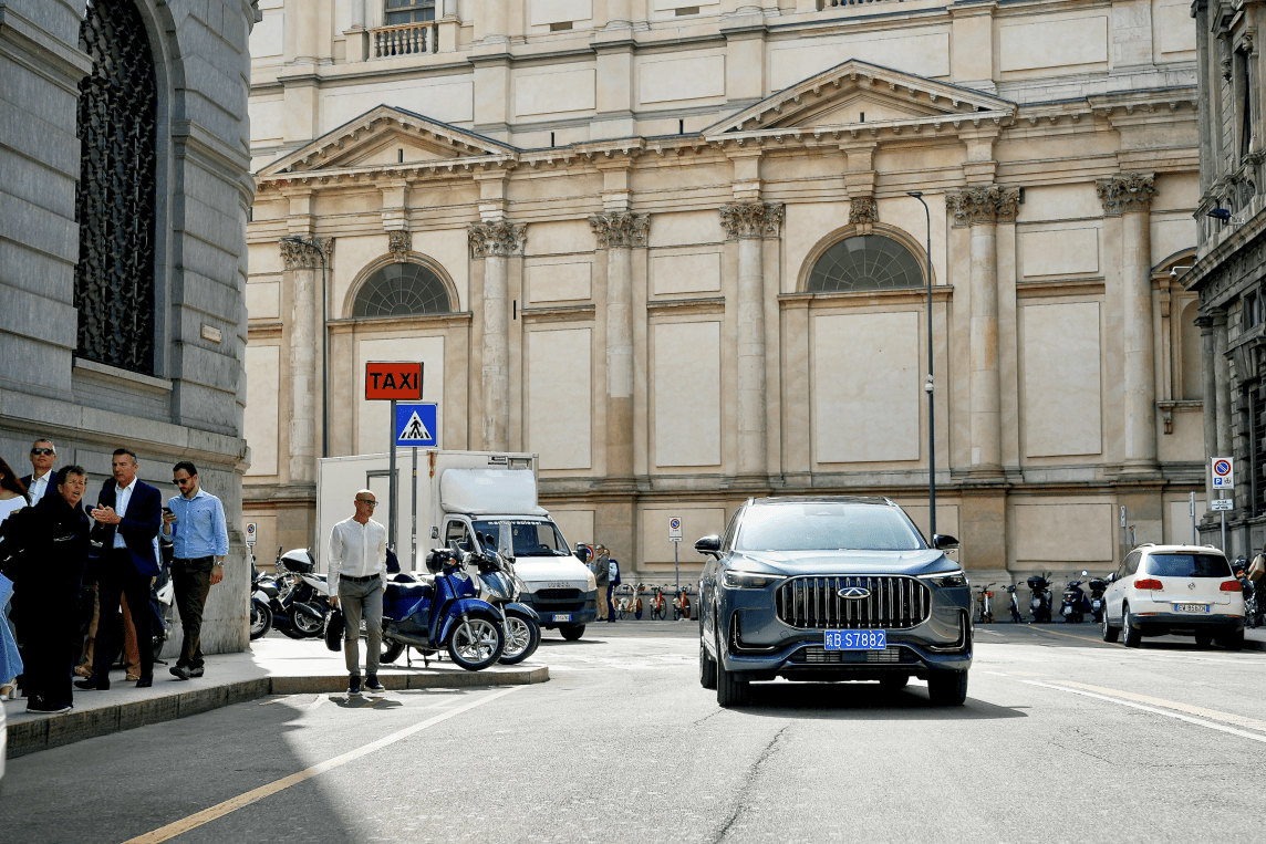 中國(guó)汽車出?！俺銎娌灰狻保浩嫒鹑鸹?歐洲行掀起全球車迷熱潮