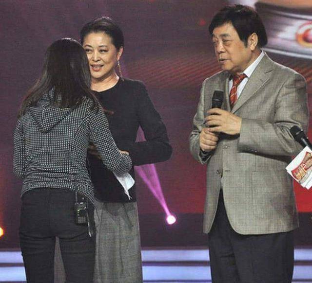 赵忠祥去年突然消瘦,结果一检查才得知是患癌,三年前做穿刺查体_倪萍