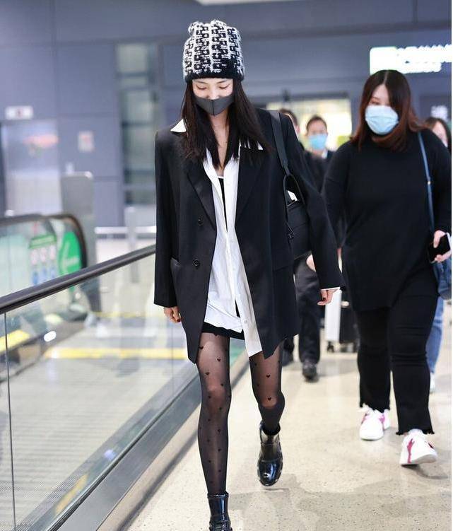 许佳琪穿着带斑点的黑色袜子.