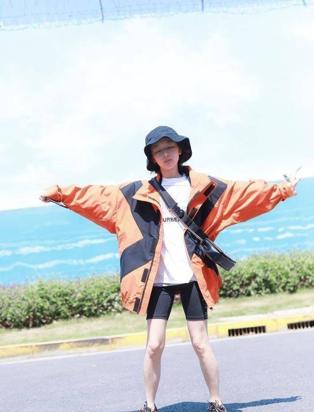 周冬雨又换风格,拼色防风衣搭黑色骑行裤,可惜素颜状态不佳_时尚_运动