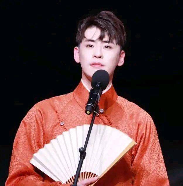 相声专场观众挥舞荧光棒,被质疑走偶像路线,上综艺谈及自己的择偶标准