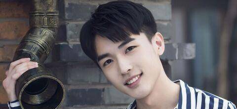 张思王之丨会当凌绝顶的颜值下面,是憨憨的智商_边大_帅哥_代表作品