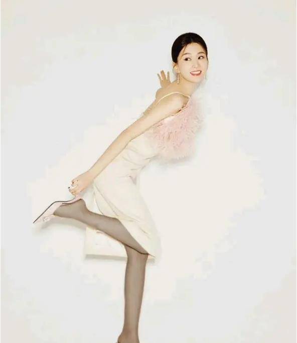 身着黑色袜子和粉色吊带的乔欣带着靓女的优雅归来,网友:骄傲!