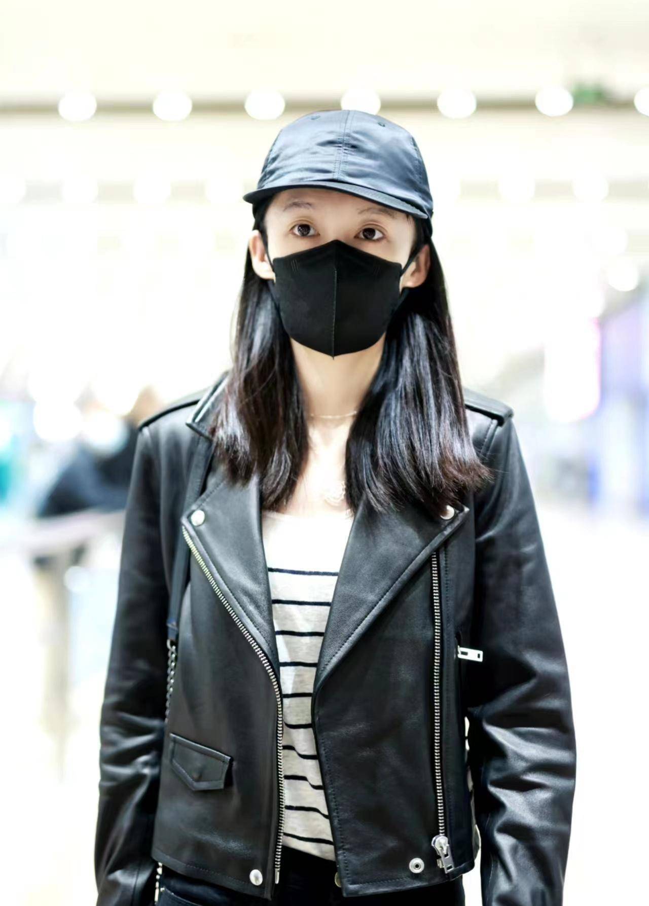 李沁现身机场,身穿黑色皮夹克搭配小黑裤,帅气又干练!_时尚_造型_身材