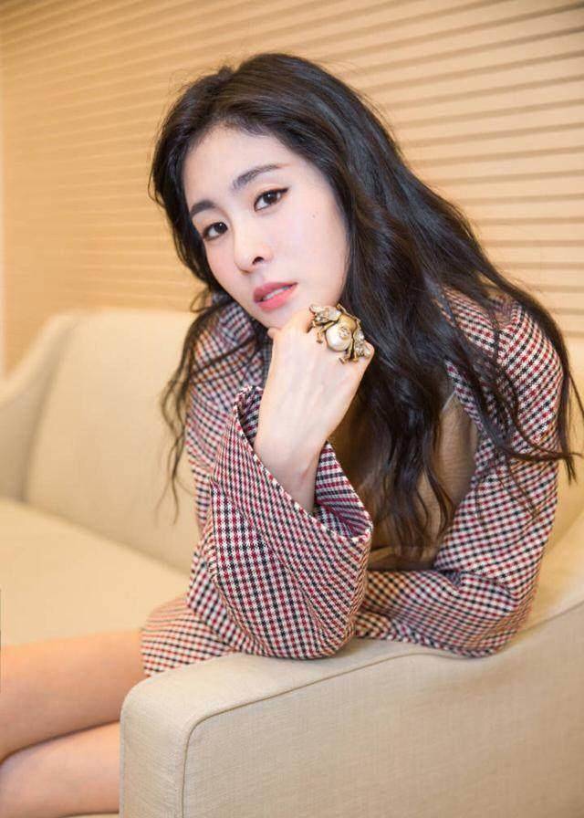 张碧晨这一身造型真好看,尽显时尚魅力,微卷发更招人喜_线条_连衣裙