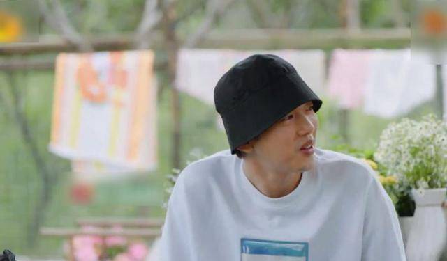 张子枫坐在门口发呆,梁靖康默默说她跟个老奶奶似的,坐姿太可爱_老头