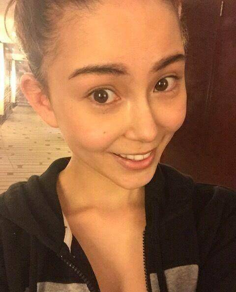 周杰伦老婆昆凌与亲妈长相差别大,三国混血不是盖的_妈妈_中韩_女儿