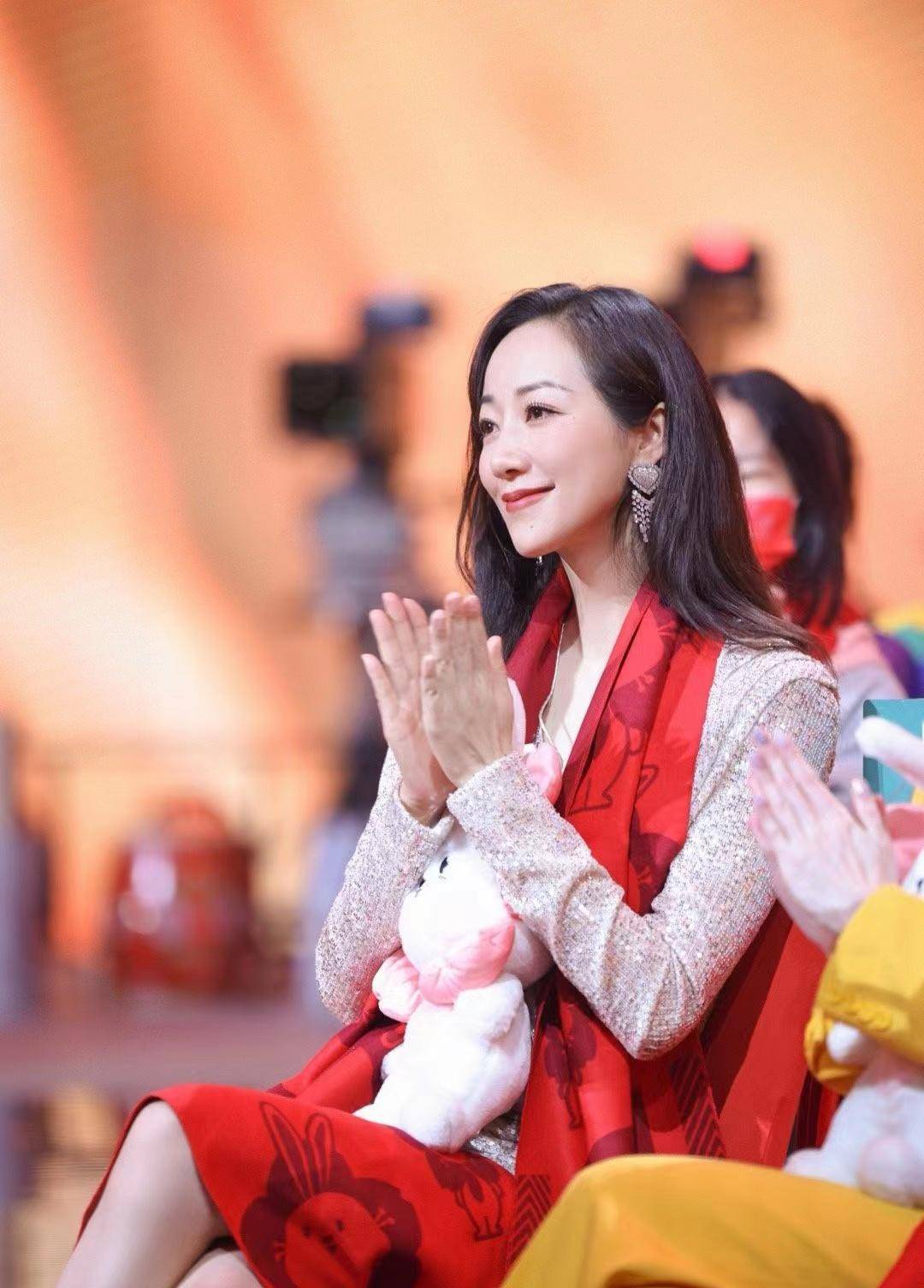 韩雪北京舞台剧,亮片裙搭配高筒靴,时尚又有情调!_银色_连衣裙_活动