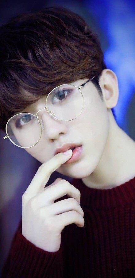 娱乐圈新晋流量蔡徐坤现身机场,ikun疯狂热情,黑衣保镖亮了!