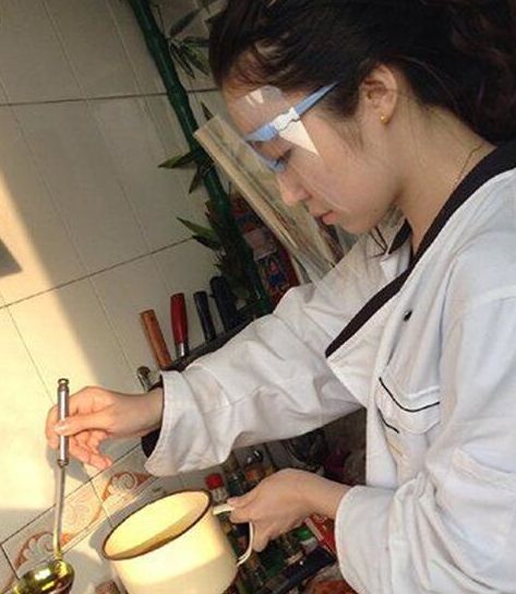 幽默笑话:老婆做饭搞得跟化学实验一样,这顿饭还能好好吃吗?