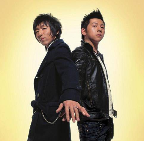 胡海泉晒与陈羽凡合影,两人出道23年纪念日,羽泉组合只剩一人_祝福