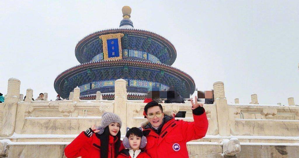 曹颖一点没有中年感,穿红色甜美活泼,一家三口同框挺幸福_女性_衣服