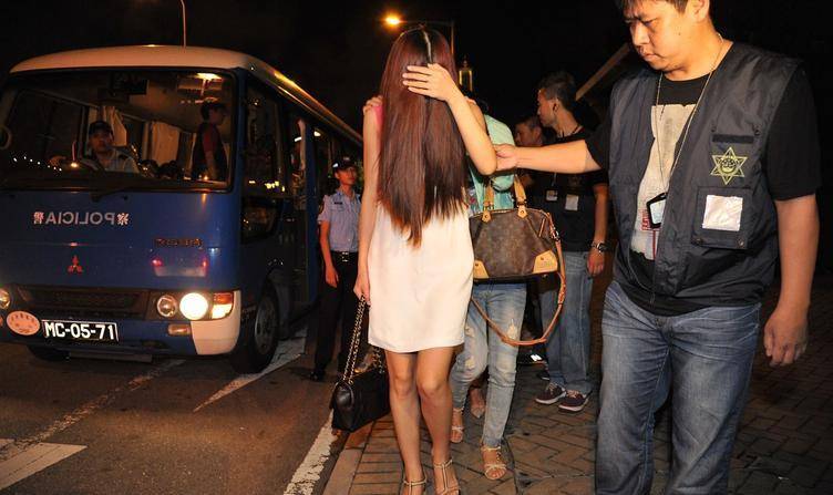 东莞扫黄抓捕真实影像,央视记者冒死偷拍,揭露莞式一条龙全过程_服务