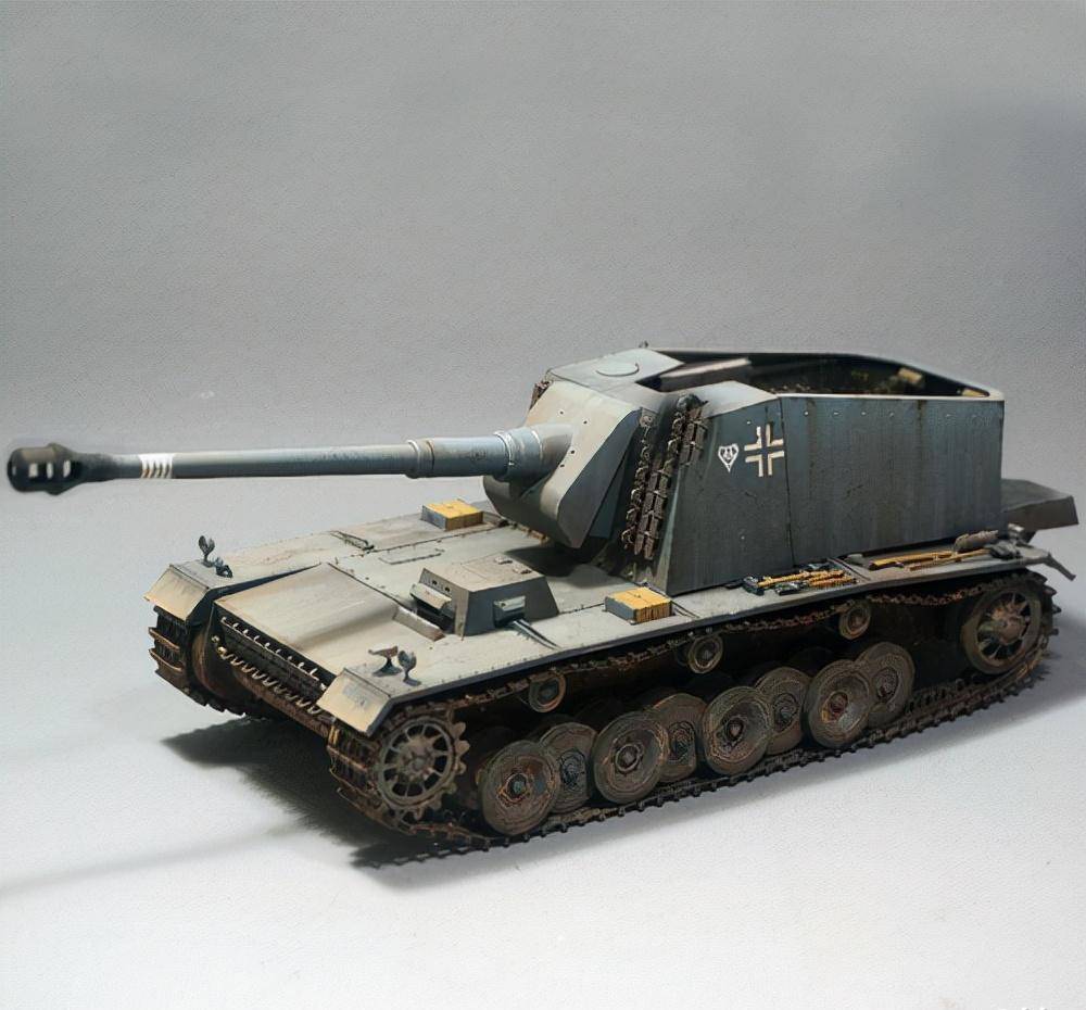 这款自行火炮使用了vk 3001 (h)的底盘,主炮是一门128毫米 pak40 l/61