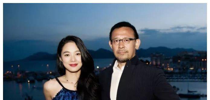 还未杀青就有喜,甘愿嫁大15岁的二婚姜文,周韵有她的独特魅力_女子