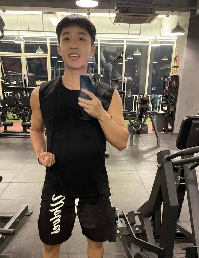 组图:德云社张九龄再被拍和女生约会两人同戴棒球帽出行好默契_娱乐