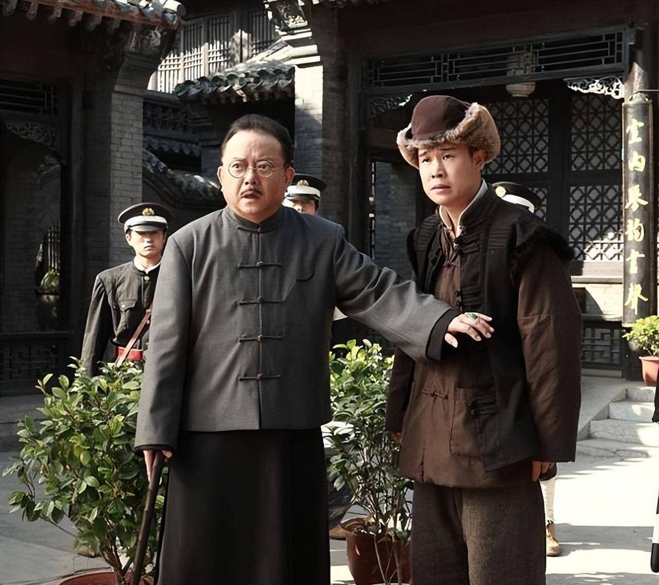 75岁王刚现状:白发老态,儿子上初中,妻子风韵犹存_郑艳东_老人_肖卓元