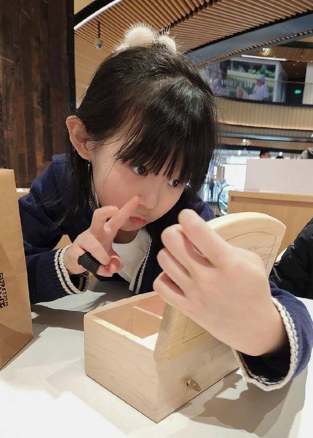 组图:陆毅晒小女儿小叶子近照小可爱玩八音盒照镜子表情丰富_照片
