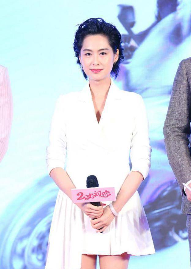 朱茵穿红裙还挺有气质,即使年龄大了也有韵味,看着有点妩媚_女性_裙装