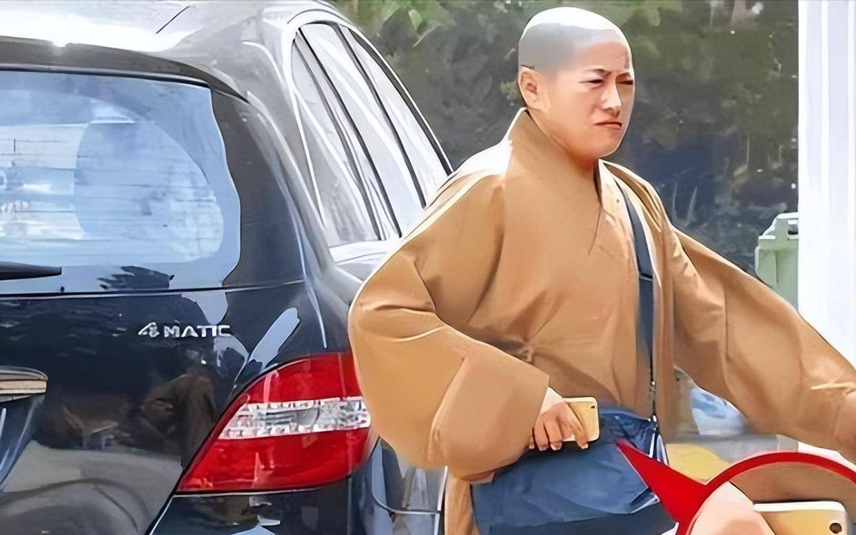 "花尼姑"释智定:僧袍下穿黑丝与和尚结婚,晚上开豪车住豪宅_史爱雯