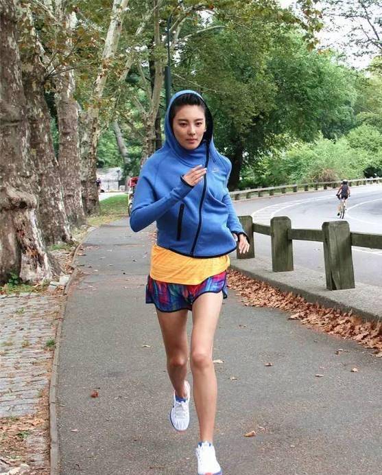 跟星爷解约关系挺好星女郎,却被两任老公坑,35岁张雨绮人生很牛