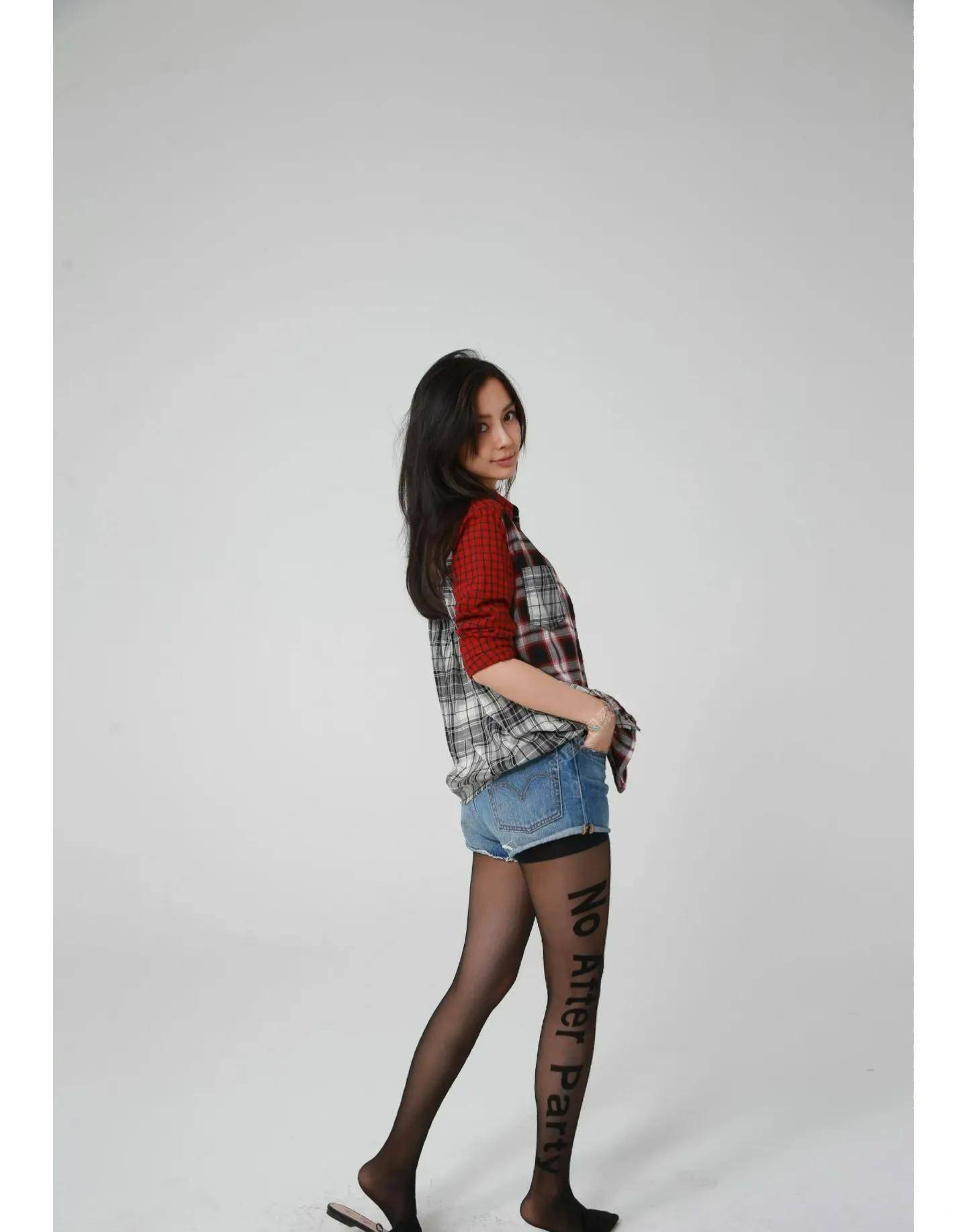 杨颖穿牛仔短裤黑袜,时尚时尚_黑色_造型_袜子