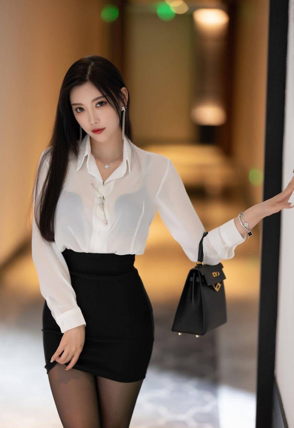 白色衬衫 黑色短裙搭配魅惑黑丝 尖头高跟鞋,完美的身段一览无余