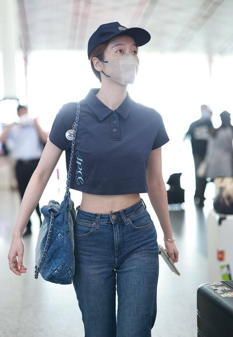 张雪迎现身北京机场,他的细腰真是时尚,我真是羡慕嫉妒恨啊!