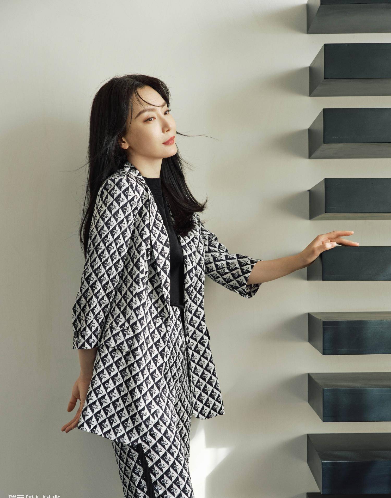 46岁陈数登上《瑞丽》封面,穿上衣秀可爱美背,复制御姐霸气造型_时尚