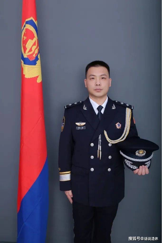 (单位:市公安局桃城分局)耿 阳军装戎马,满腔热血保卫国家;藏蓝加身