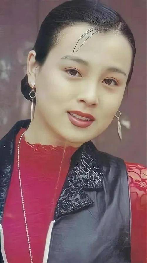 脸蛋大气圆润,丝毫不影响赵明明成为90年代最美的女明星!