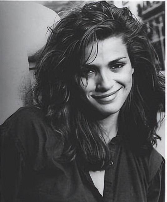 这是一部传记电影,原型正是美国第一个超模——吉雅·卡兰芝.