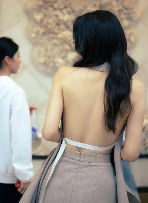 曾黎哪像奔五的人?穿裸背装秀极致"腰臀比"_连衣裙_背部_魅力