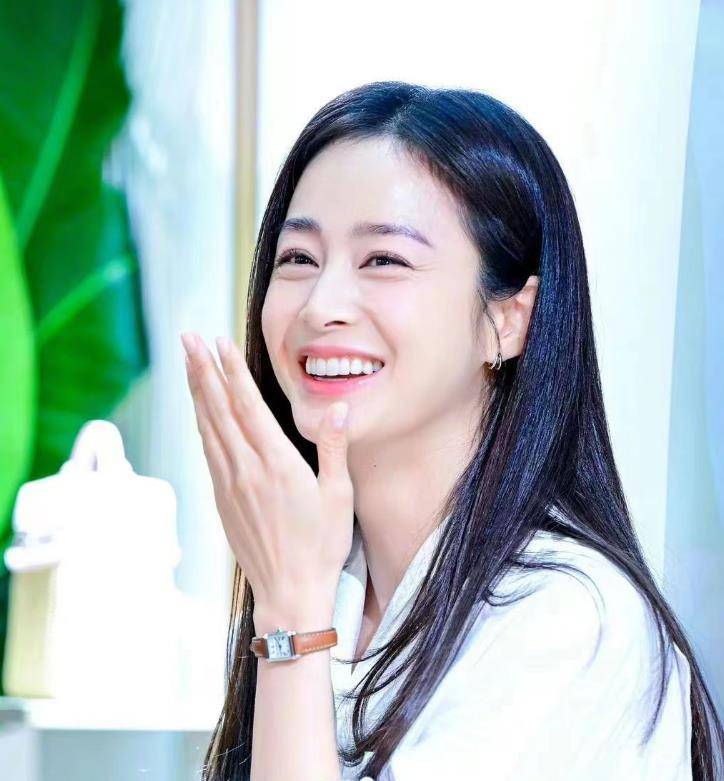 柔和的淡妆比火热的红唇更吸引人,尤其是像金泰熙这样的人,非常漂亮