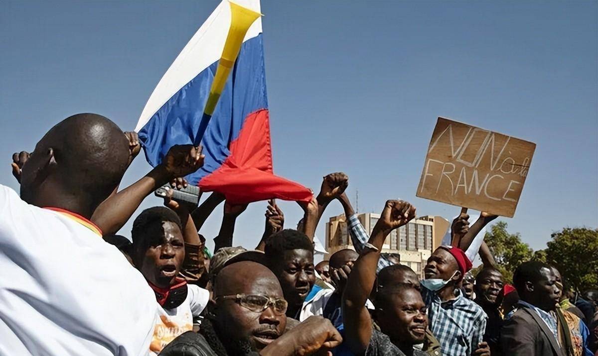 瓦加杜古市民高举俄罗斯国旗和"法国人快滚"的标语很快,"瓦格纳"公司