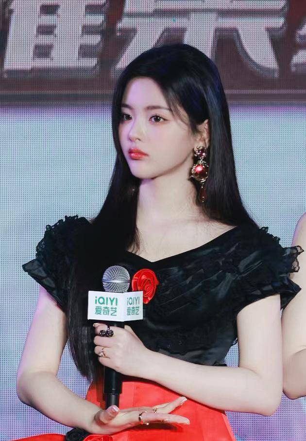 杨超越亮相活动化身玫瑰少女,网友:白皙大长腿1米8_漫画_设计_画面