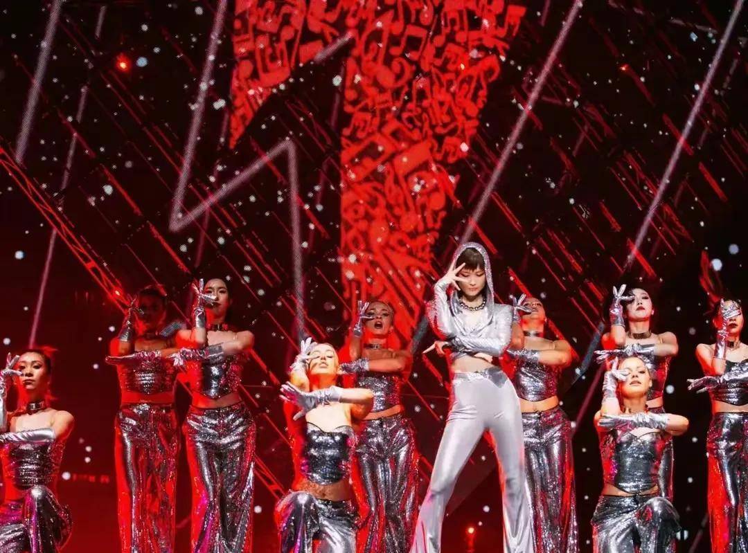 李宇春演唱会太有趣了,大露背,紧身剪裁,蜜桃臀,大长腿惊人_造型_表演