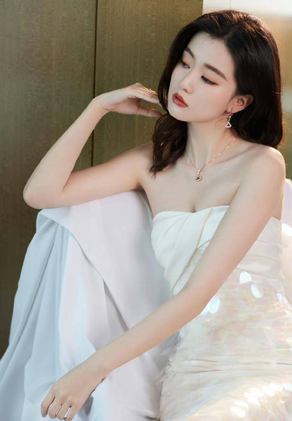 乔欣越来越有女人味,白色抹胸连衣裙露出精致锁骨,腰臀比绝了_关雎尔