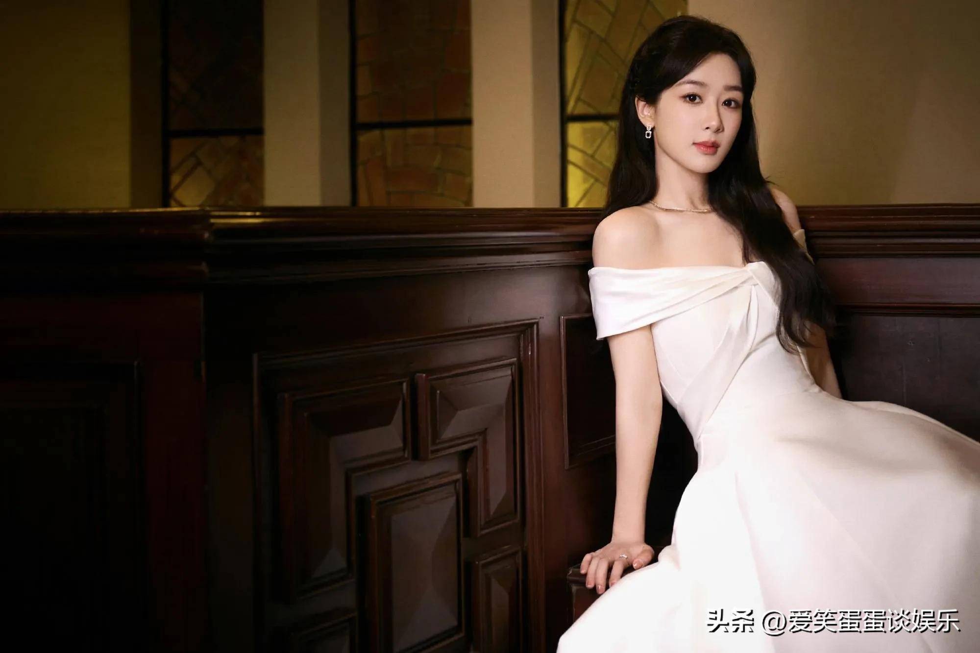 杨紫晒一字肩白裙美照 长发披肩尽显温柔贵气_照片_气质_感觉