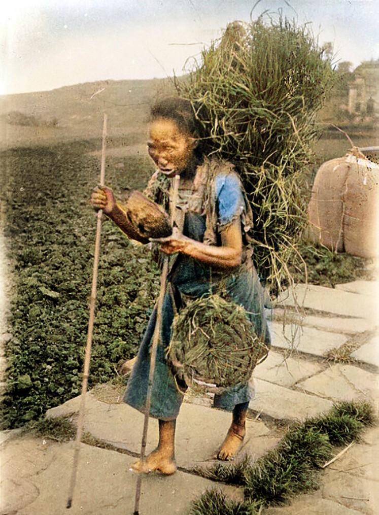 1917年的四川遂宁:当兵的拿着长枪坐滑竿,老百姓背着青草赤脚走_男子
