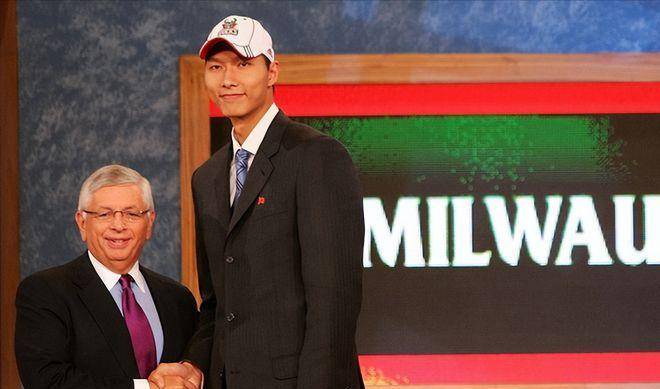 易建联参加了选秀大会正式进入nba的赛场.