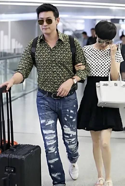 陆毅和妻子鲍蕾的私服造型,很cp,鲍蕾穿波点短袖上衣搭配黑色a字裙