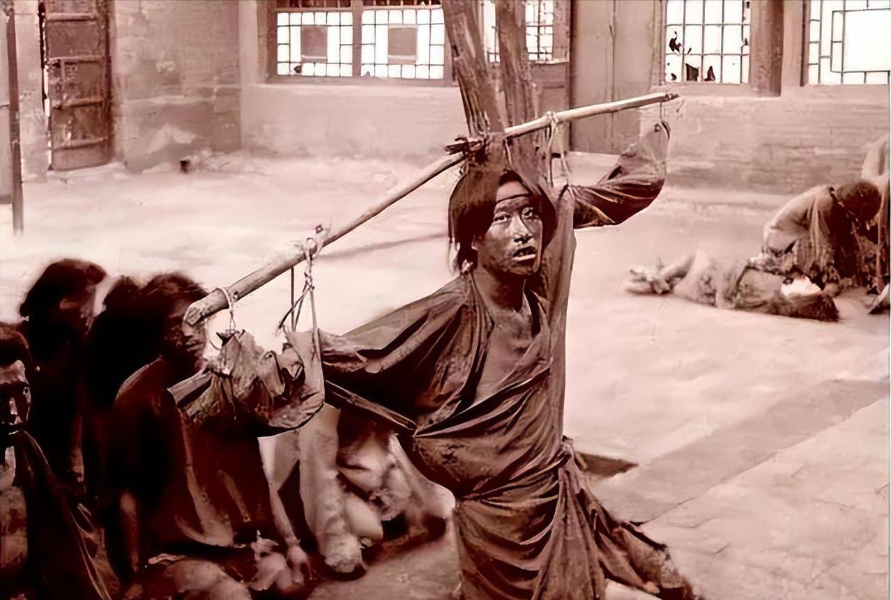 清朝年间,两乞丐街头戏耍人面蛇,路人称奇,实则是采生折割_表演