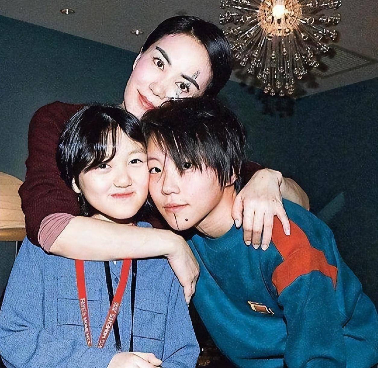 路人镜头下的王菲,寺庙里与粉丝合影容光焕发,皮肤白嫩像金建希_五官