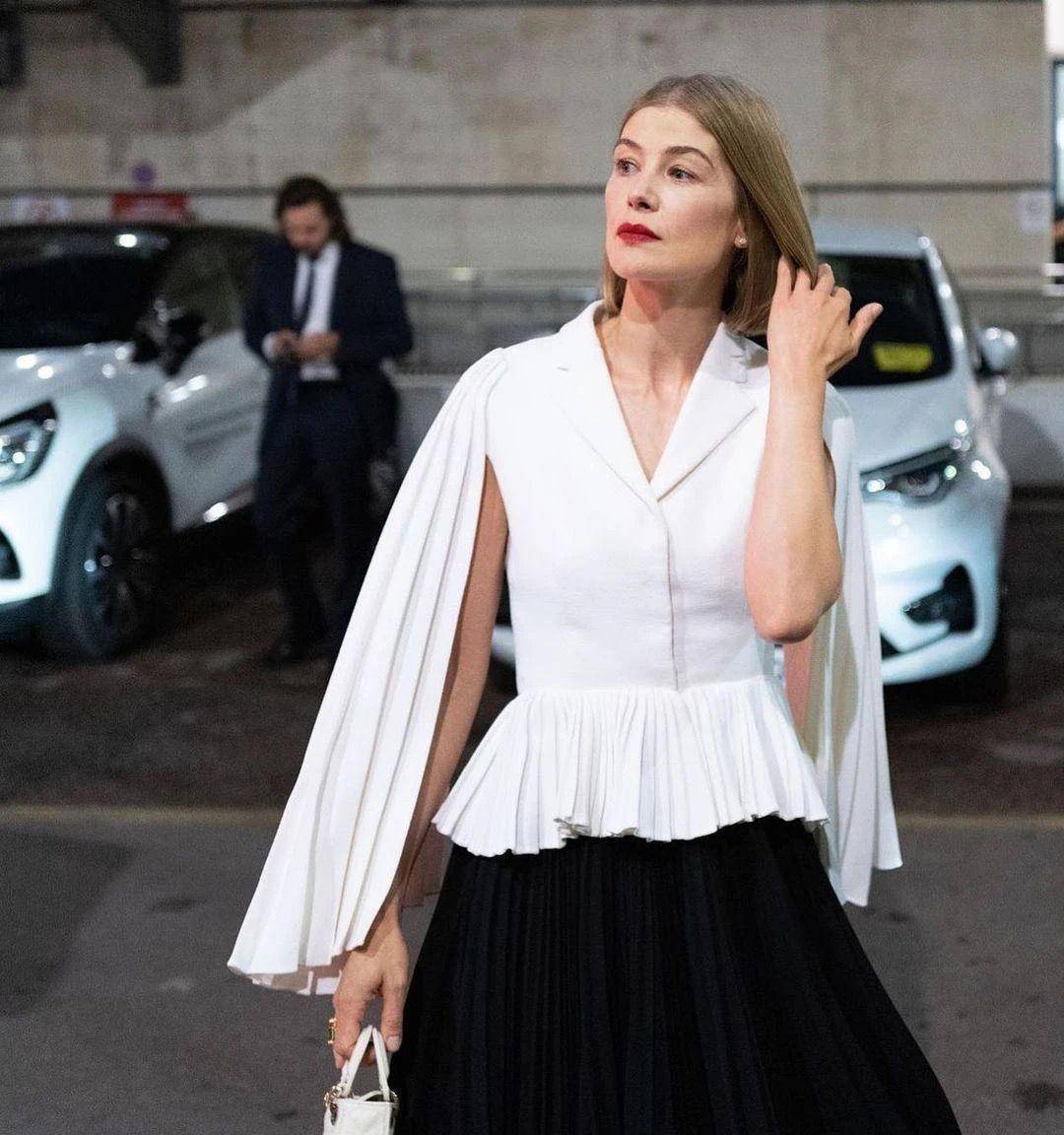 44岁的裴淳华令我惊讶:东西方品味的完美融合,衣着