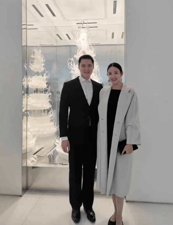 张梓琳全家出游,总裁老公骑车载俩女儿,7岁大女儿已是超模身材_聂磊