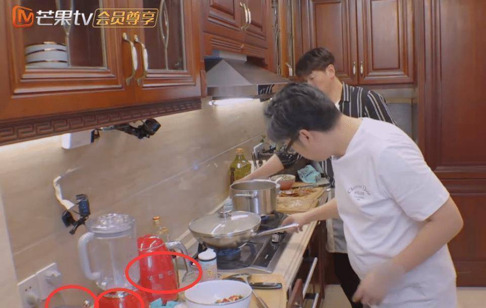 在家的时候都是王岳伦做饭,在最新一期节目当中,张亮来到家里做客