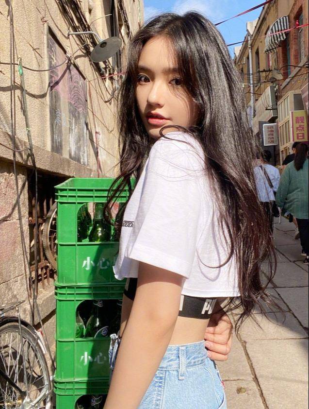 24岁林允有多放得开?t恤比内衣还要短,却意外秀出好身材!