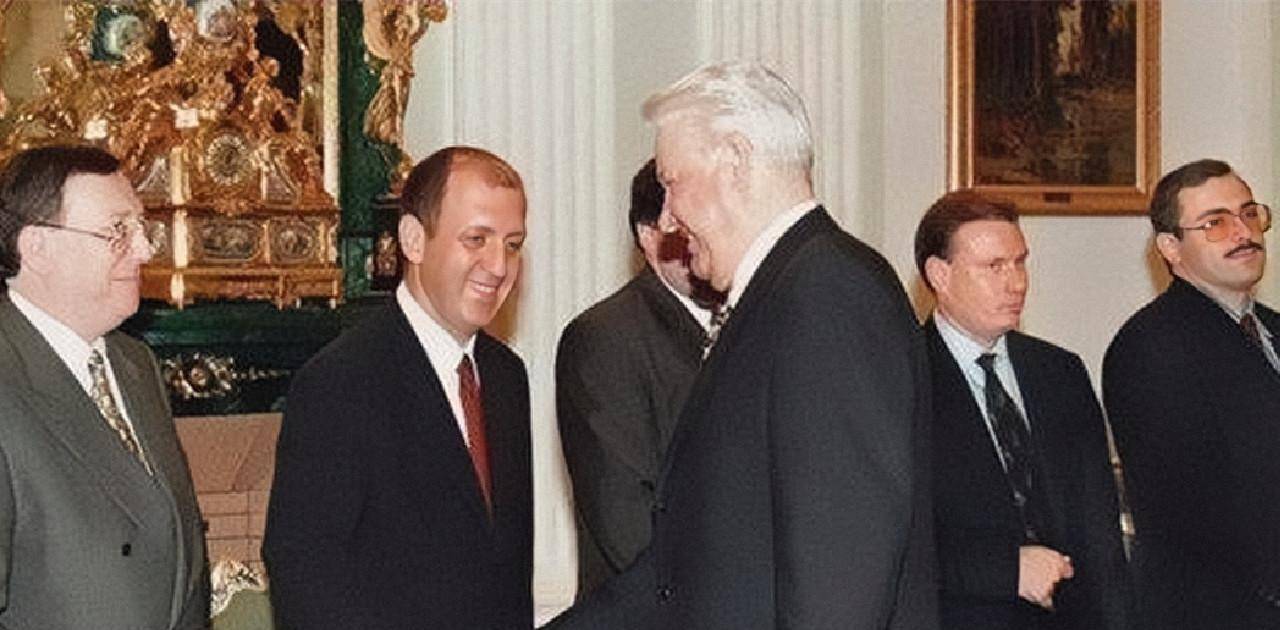 2003年俄罗斯首富公开叫板,普京冷笑几声,不久7大寡头逐渐消亡_叶利钦